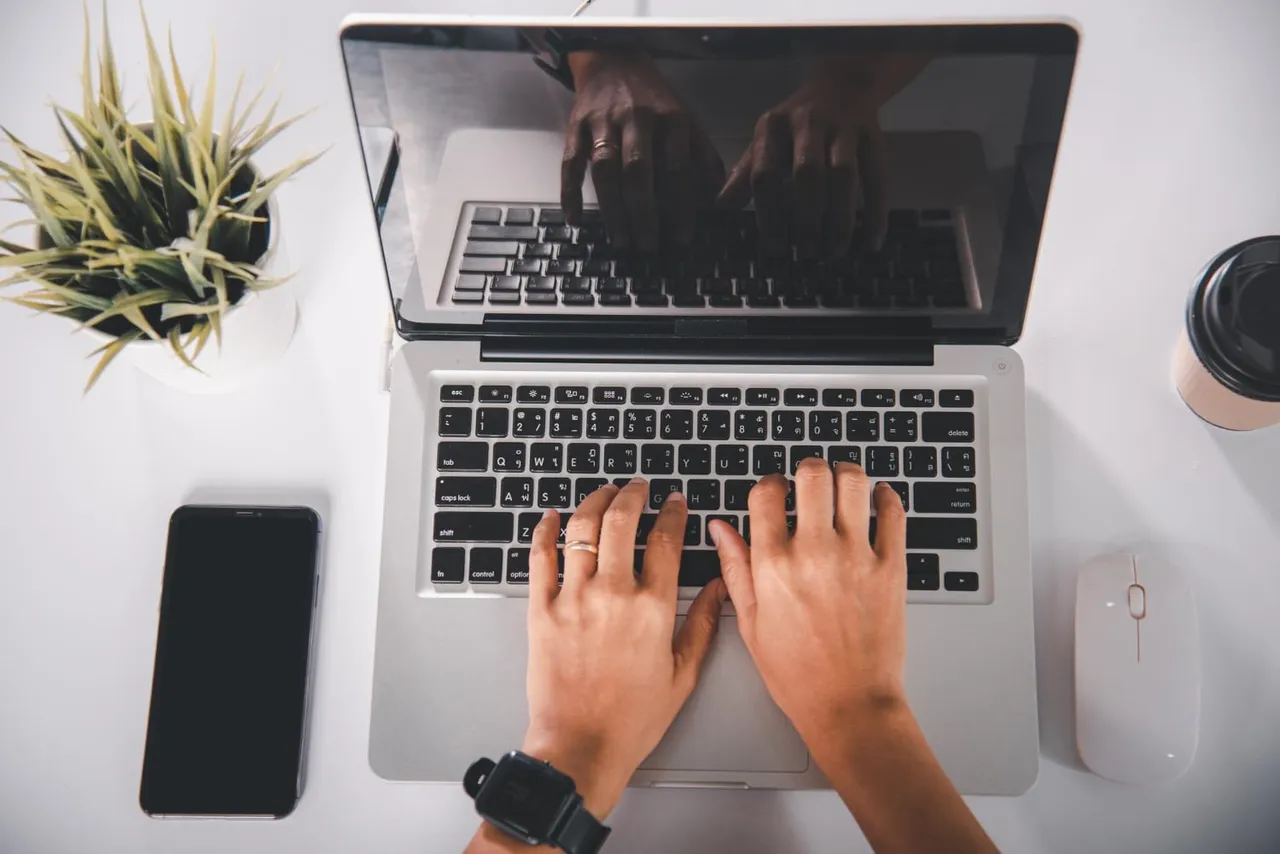 Les avantages d’un ordinateur portable pour le travail à distance